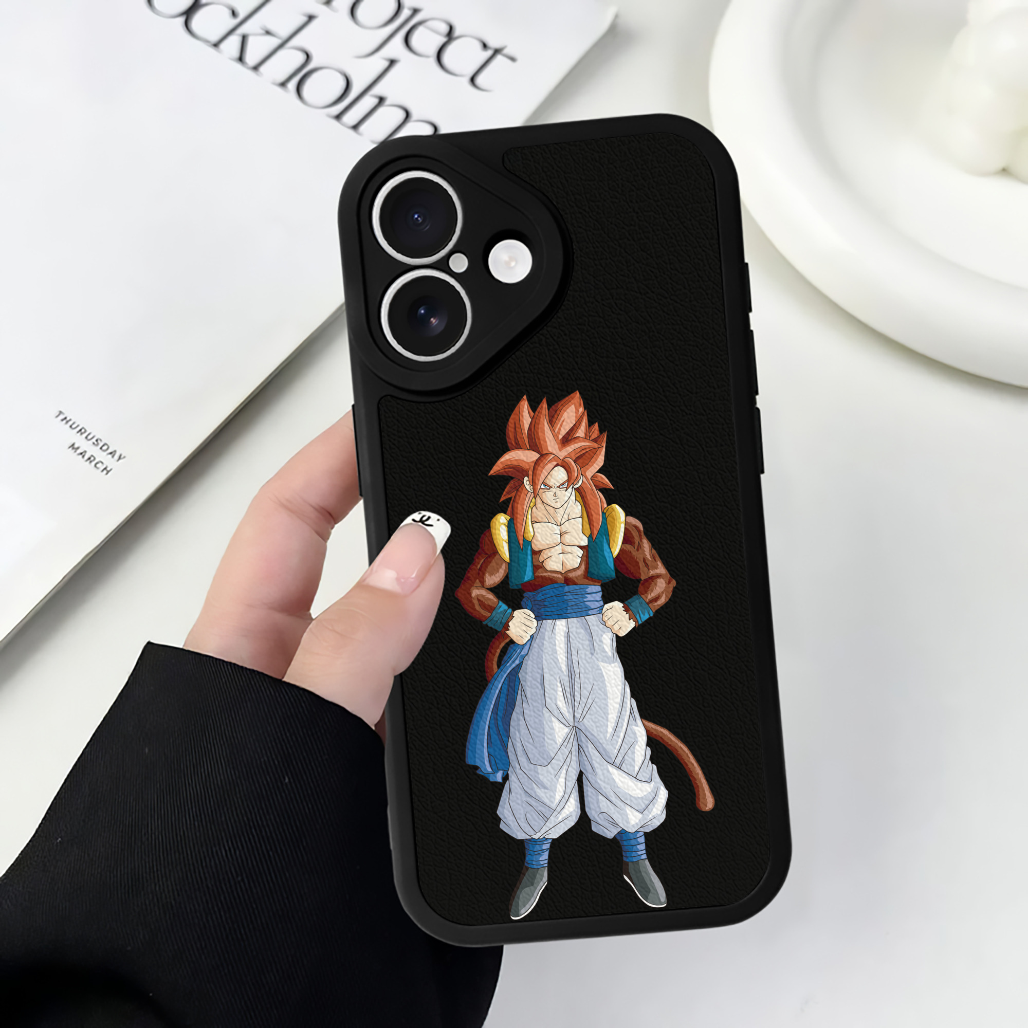 （画像用） ドラゴンボール 孫悟空（そん ごくう）Son Goku カカロット DRAGON BALL Kakarotto 【iPhone 16シリーズ対応】シリコンスマホケース（レザー調） 材質：シリコン